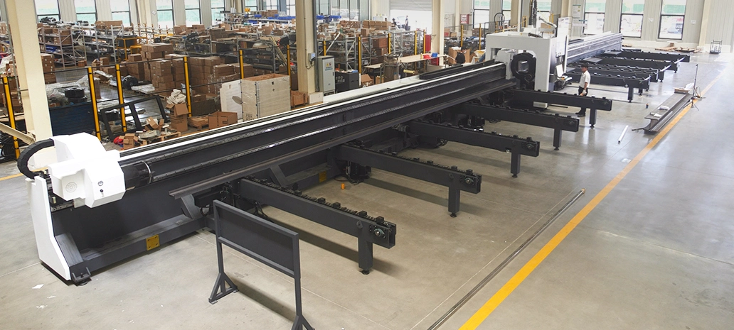 Автоматизирана система за зареждане на CNC машина за лазерно рязане на тръби.webp